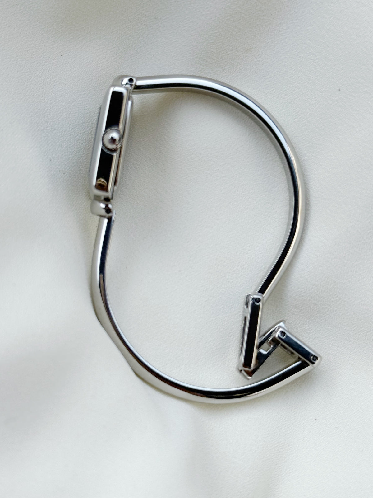 Vintage Gucci 1900L bangle silver Watch ; Luxury Swiss timepiece